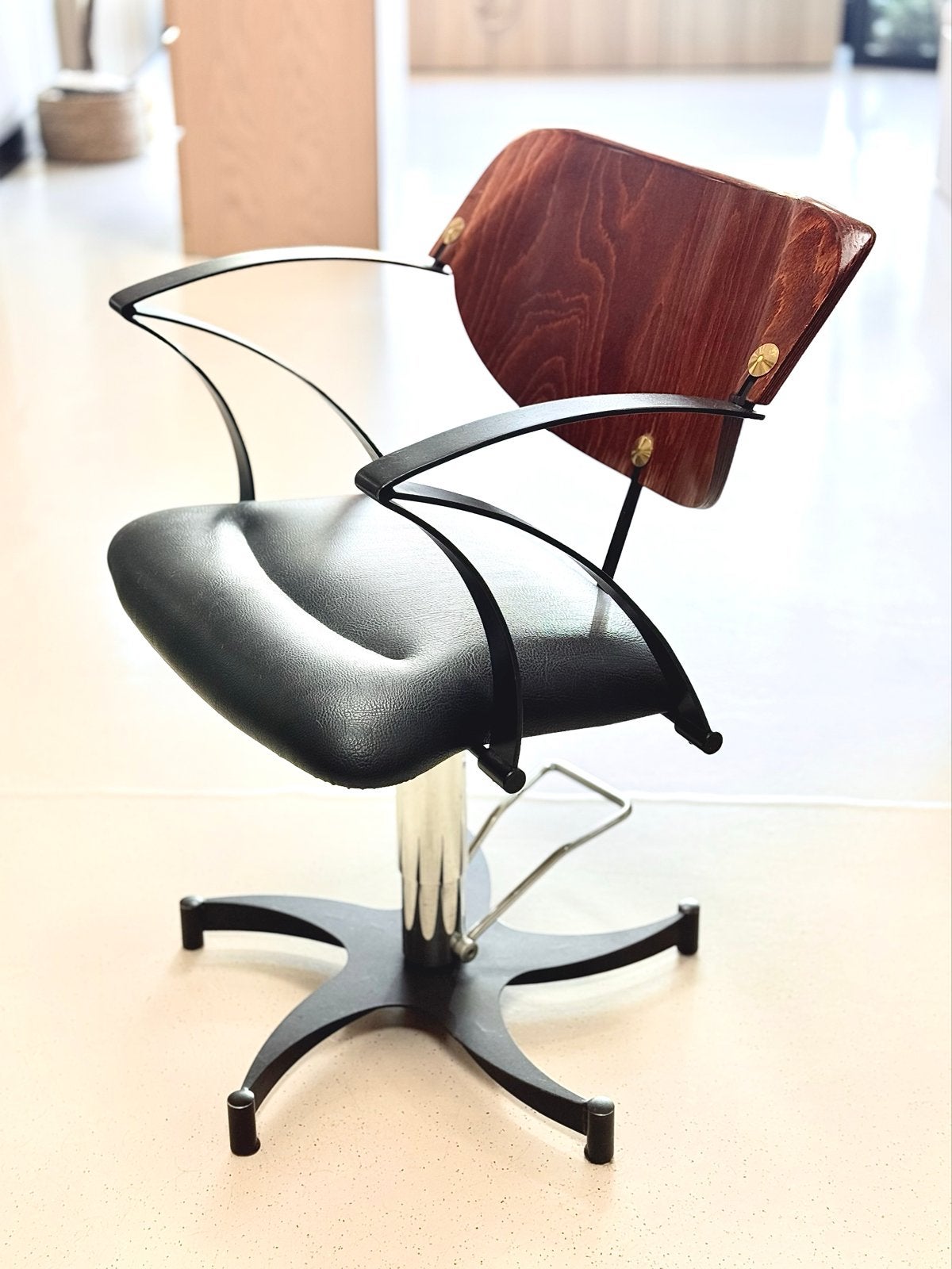 Kapperstoel salon vintage, Huis en Inrichting, Stoelen, Ophalen, Gebruikt, Zwart, Eén