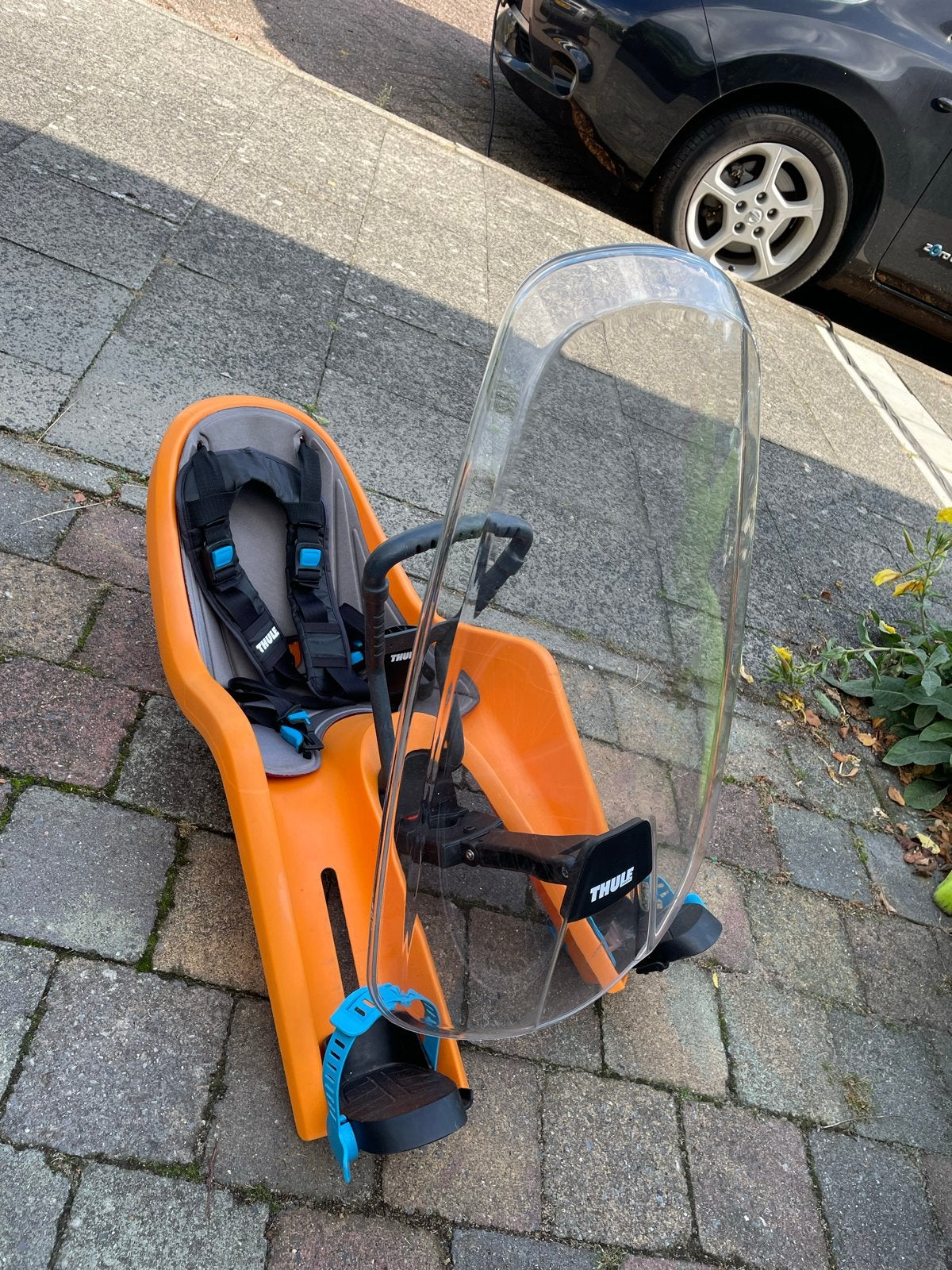 Thule kinderzitje met windscherm en extra adapter, Ophalen, Gebruikt, Voorzitje, Voetsteuntjes
