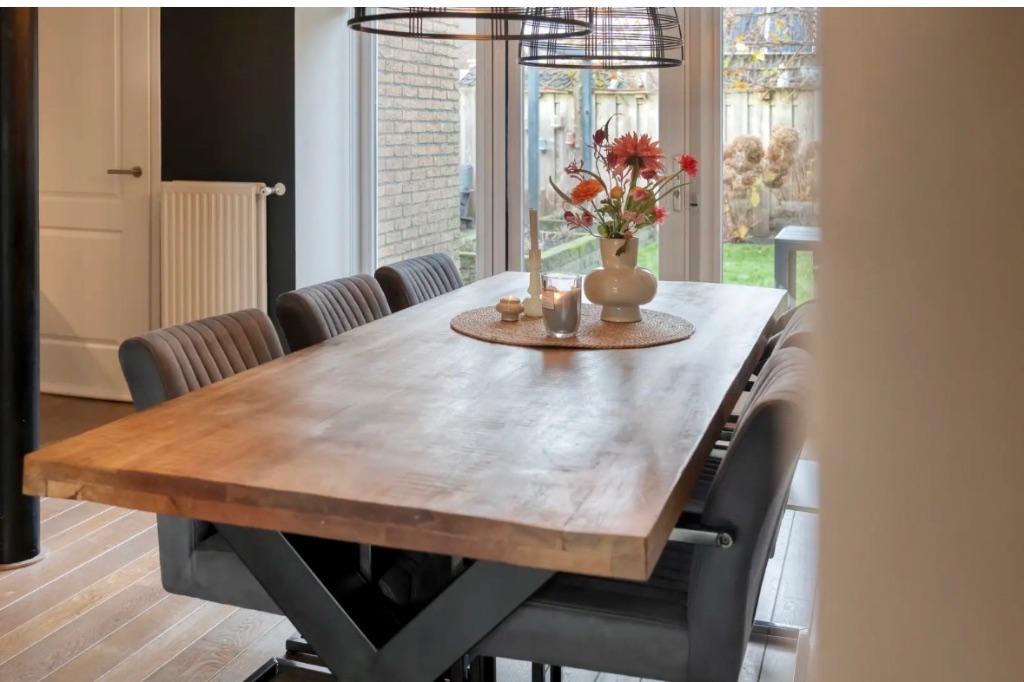Industriële eettafel + 6 stoelen (evt los te koop)