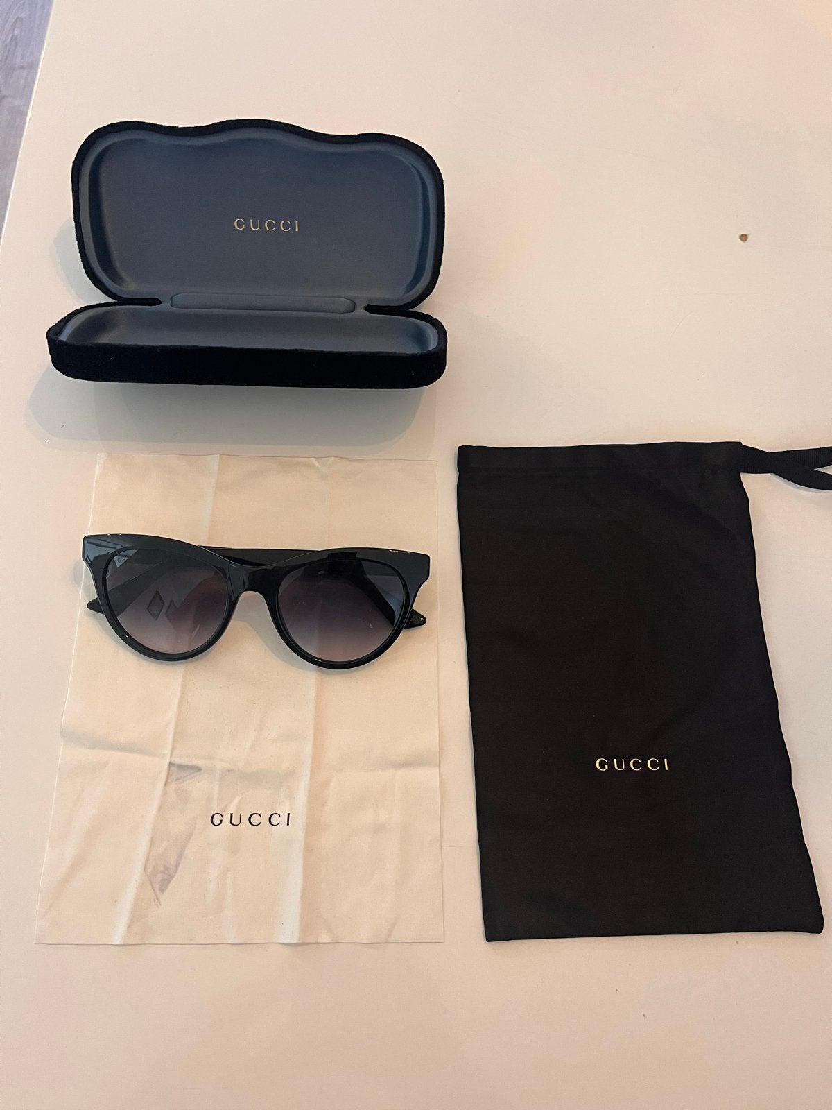 Gucci Zonnebril met Hoesje en Doekje - Zo goed als nieuw, Zonnebril, Zwart, Zo goed als nieuw, Ophalen