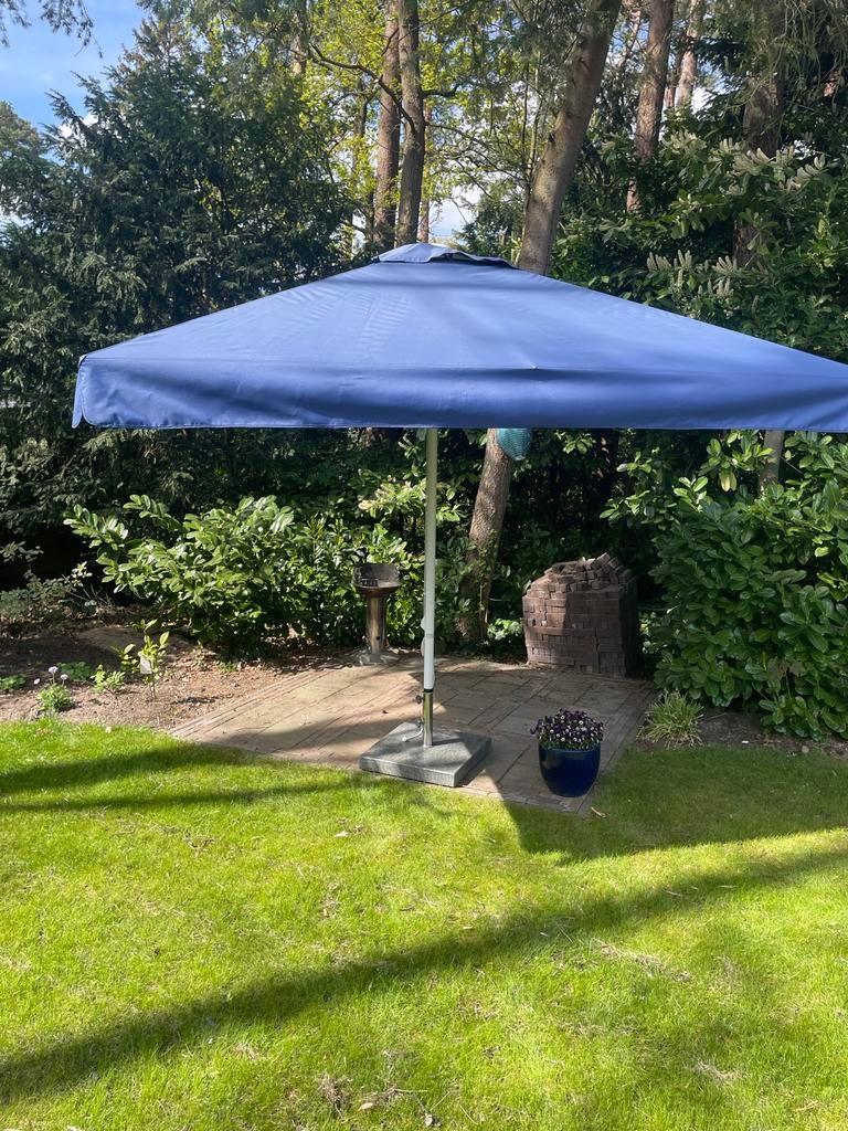 Parasol met hardstenen voet, Tuin en Terras, Ophalen, Gebruikt, Verstelbaar, 2 tot 3 meter