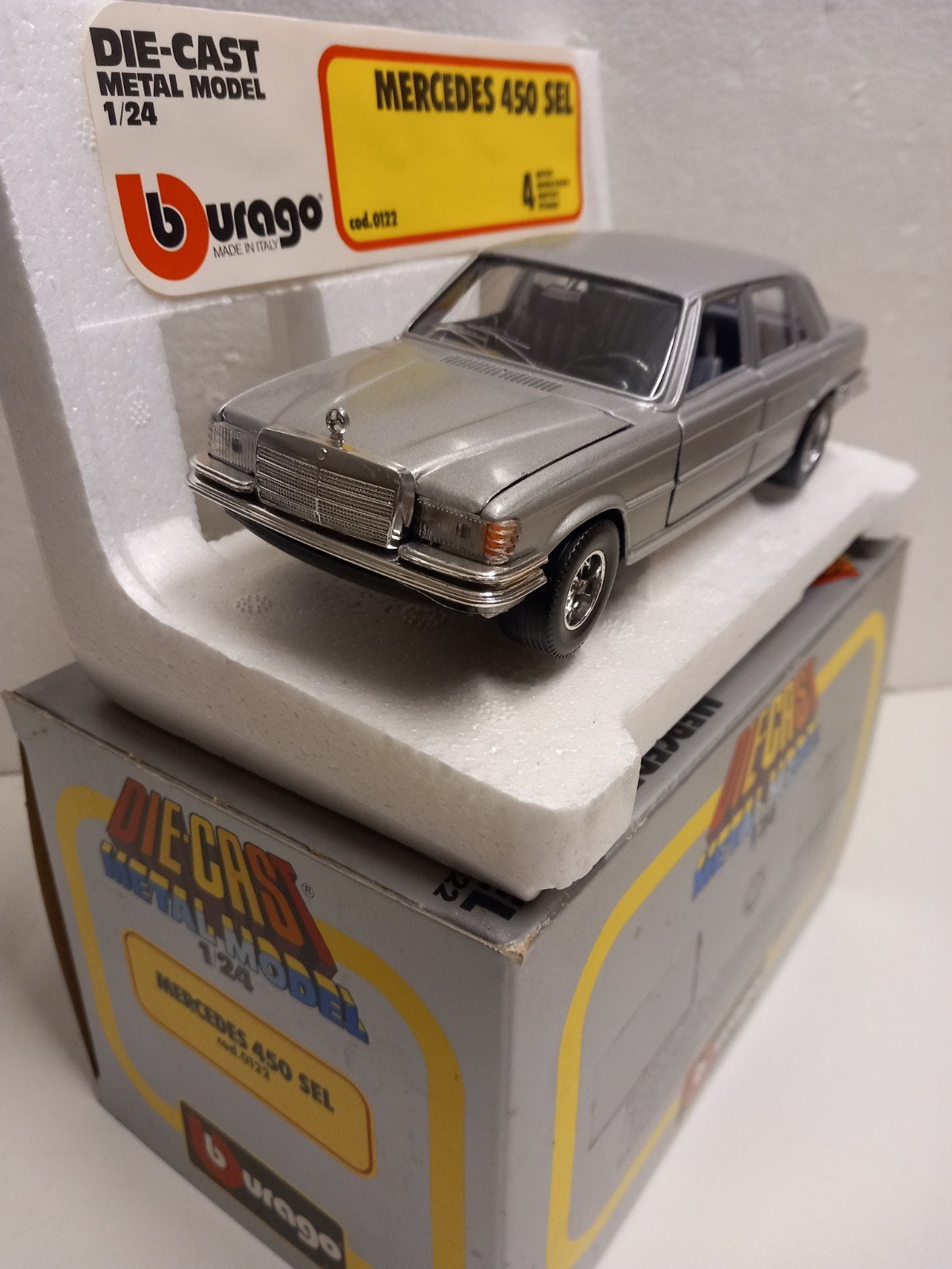 old new 1979 Bburago 1:24 Mercedes Benz 450 SE, Hobby en Vrije tijd, Modelauto's | 1:24, Ophalen of Verzenden, Zo goed als nieuw