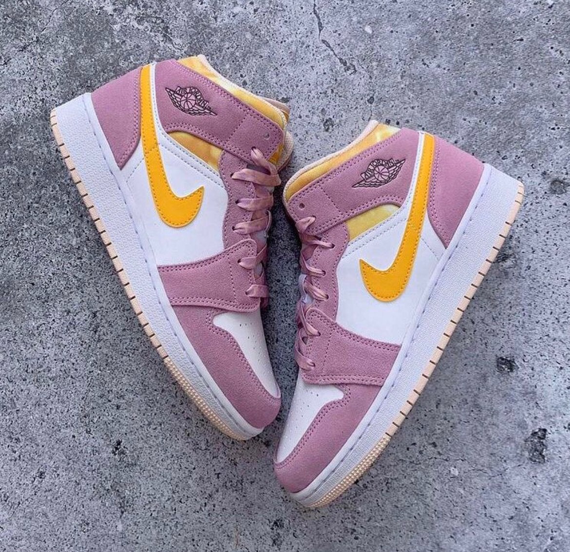 Nike Air Jordan 1 Mid Arctic Suede Pink 37.5 38 38.5, Kleding | Dames, Schoenen, Nike, Nieuw, Ophalen of Verzenden, Sneakers of Gympen