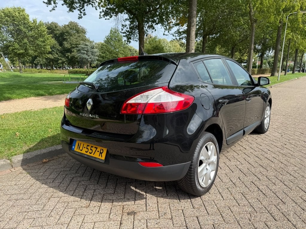 Foto 8 van Renault Mégane 1.6 Authentique (bj 2011)