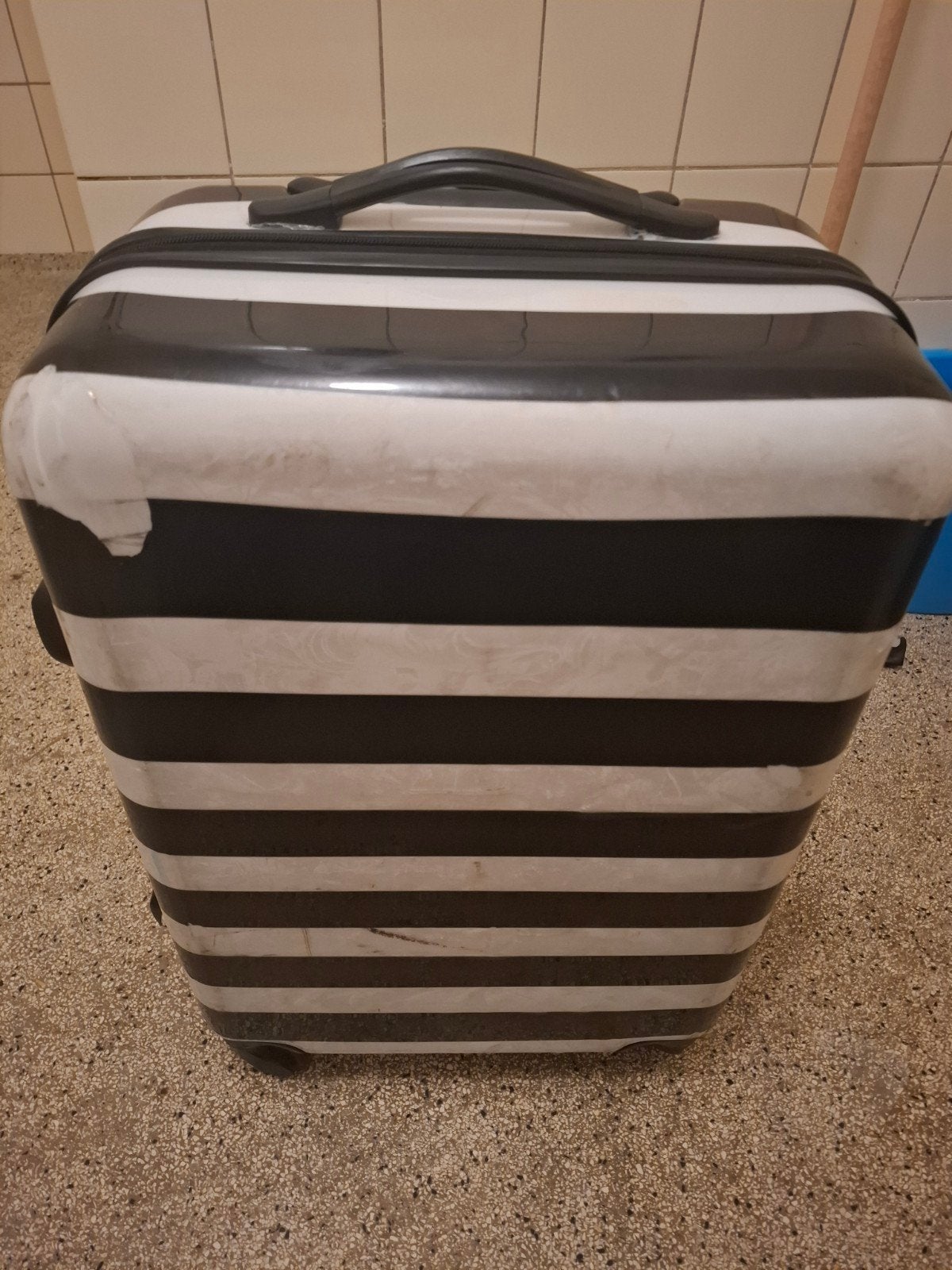 Gestreepte koffer - Zwart/Wit, Wieltjes, Gebruikt, 50 tot 60 cm, Hard kunststof