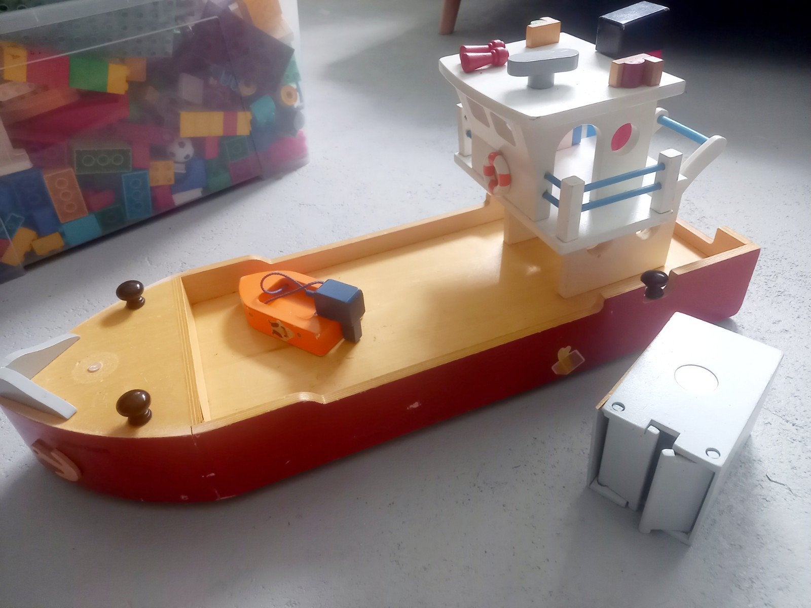 Houten speelgoedboot met container en reddingsboot, Ophalen, Gebruikt, Jongen of Meisje