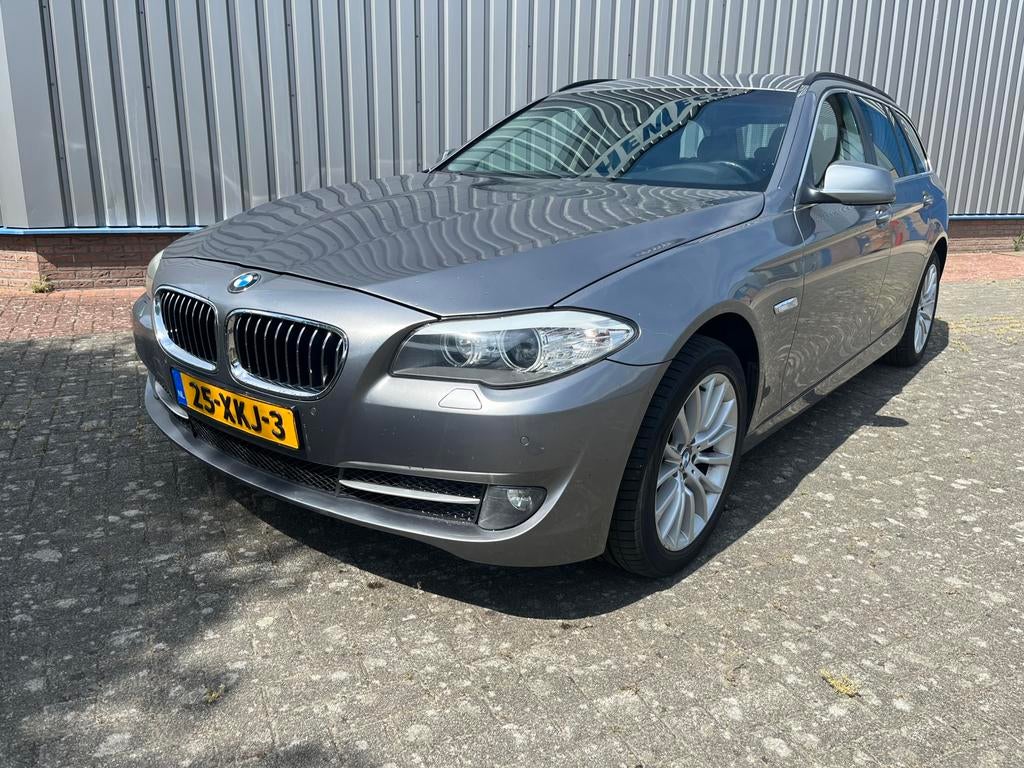 BMW 5-Serie 520I 135KW Touring Aut8 2012 Executive, Zwart, 4 cilinders, 2000 kg, Zilver of Grijs