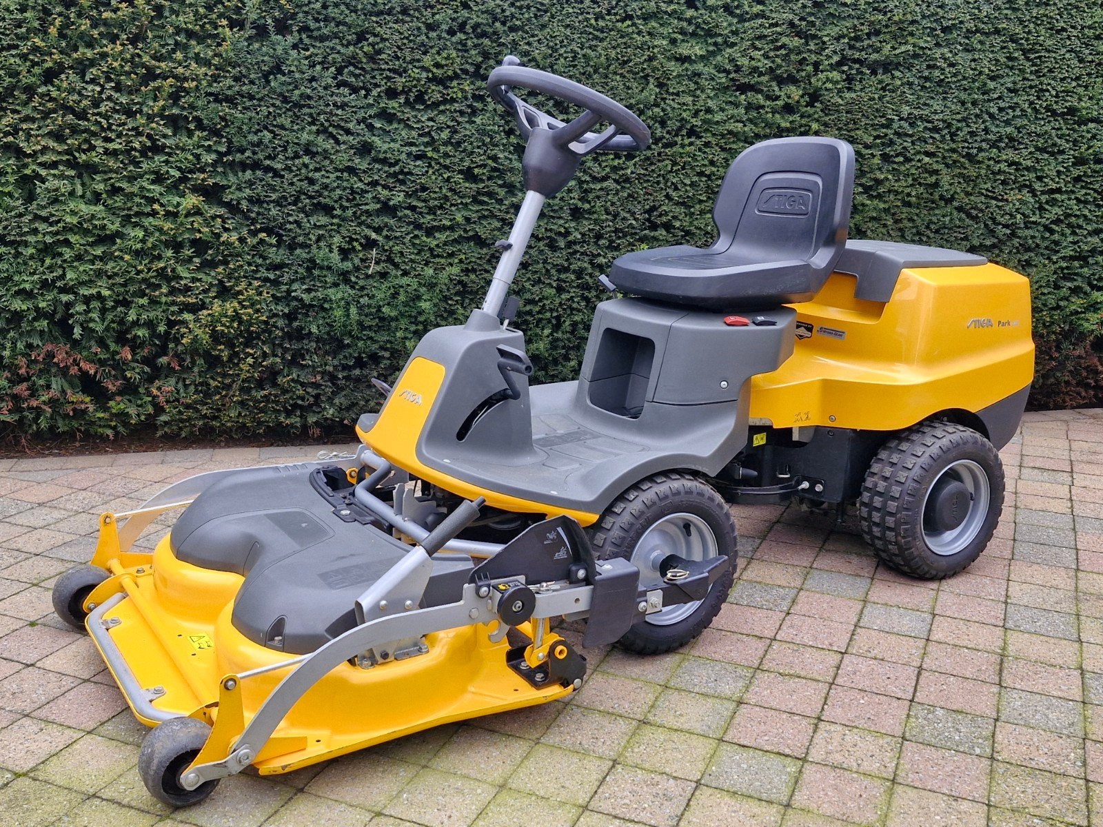 Zitmaaier stiga park 220 hydrostaat 84 cm briggs motor 2021, Ophalen, Zo goed als nieuw, Minder dan 90 cm, Mulchfunctie