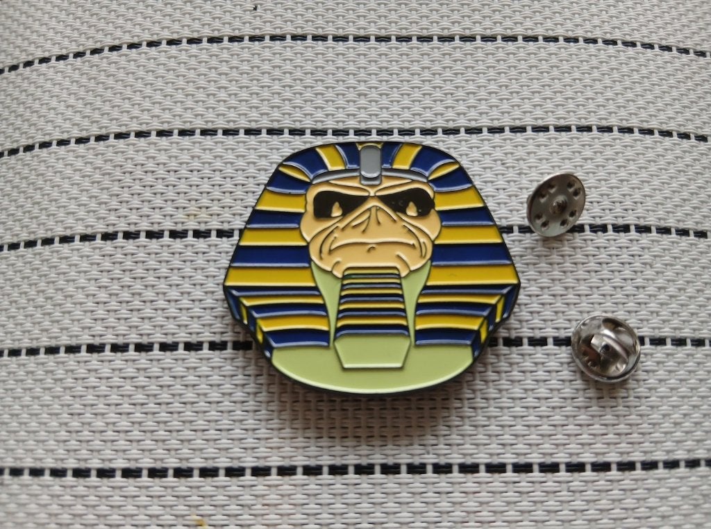 Iron Maiden mooie  shaped pin badge speld Powerslave n4, Verzenden, Nieuw, Kleding