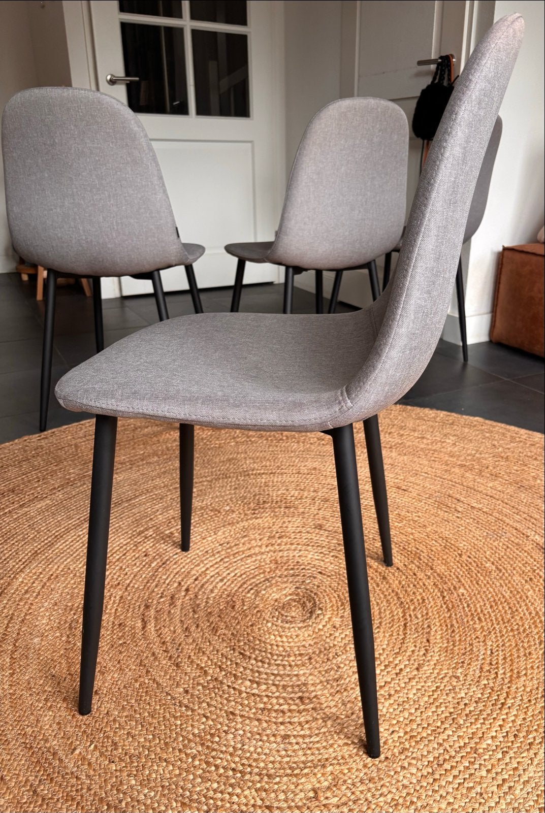 Nieuwstaat!!  SKLUM Eetkamerstoelen - Grijs zwarte poten, Huis en Inrichting, Stoelen, Ophalen, Zo goed als nieuw, Vier, Stof