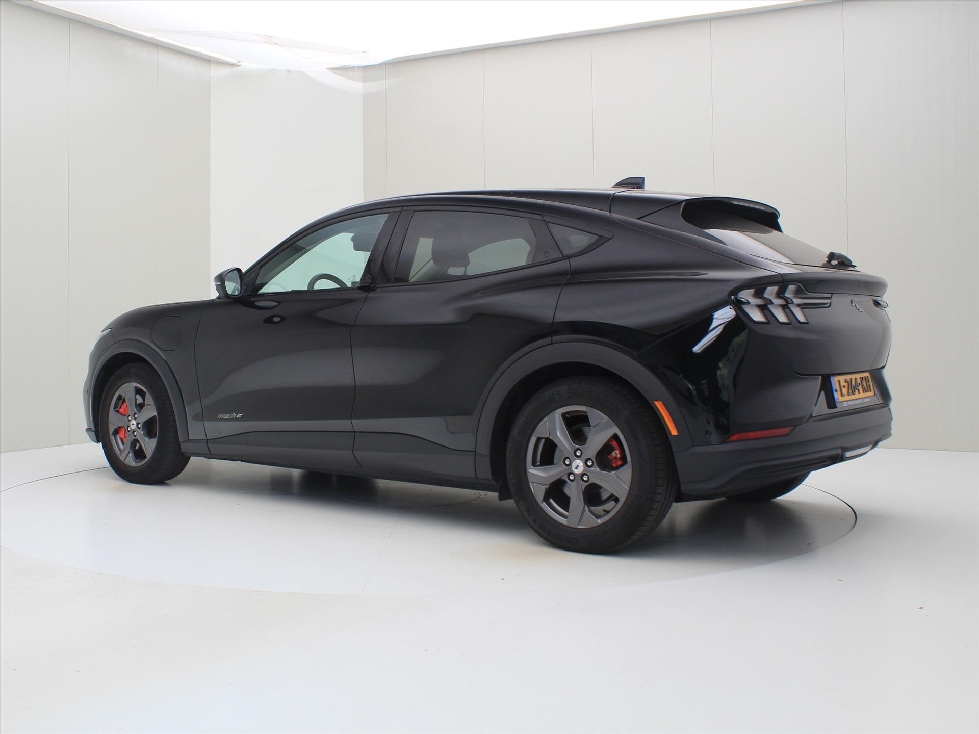Ford Mustang Mach-E 75kWh 258pk RWD 95% Soh [ LEDER+CARPLAY+, Auto's, Ford, Automaat, Gebruikt, Zwart, 1944 kg