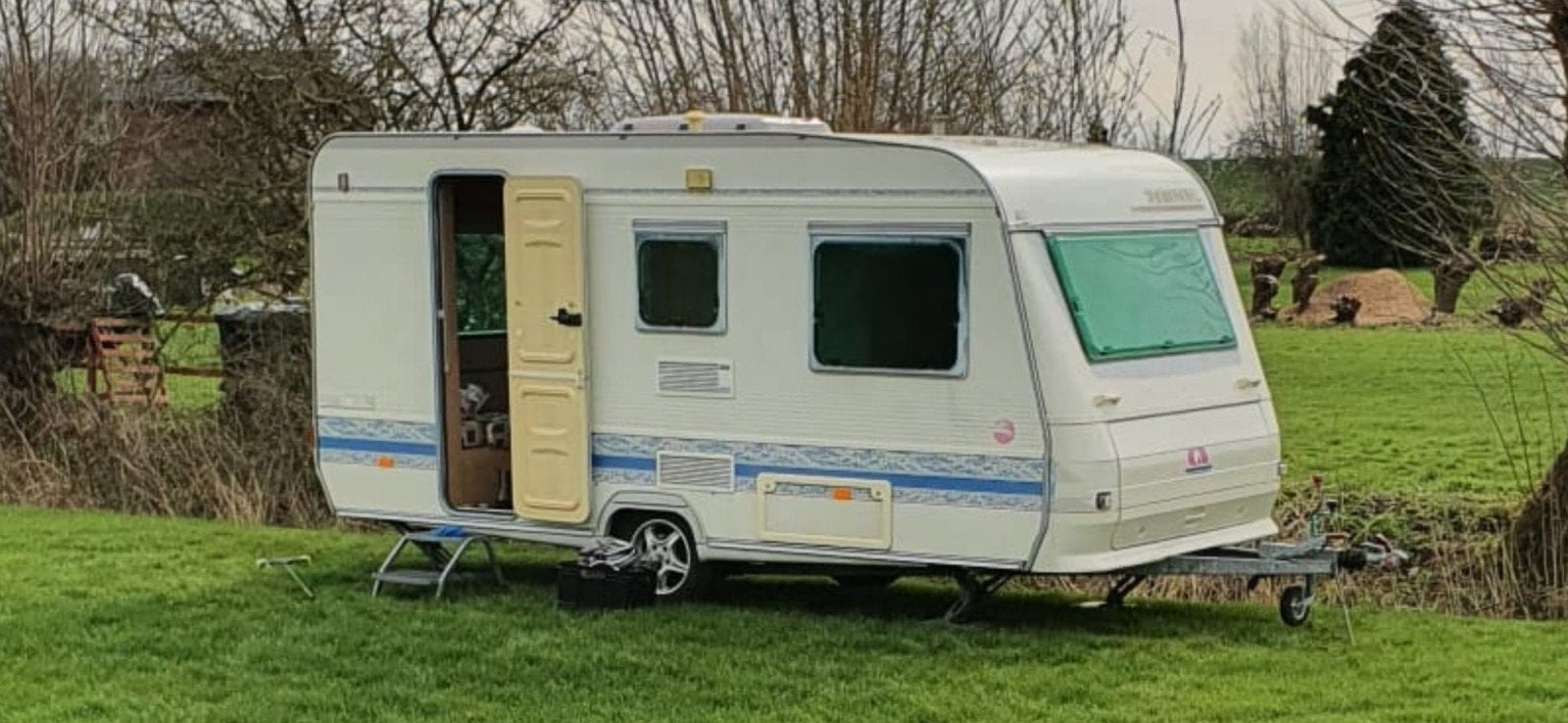 Adria caravan met voortent en fietsenrek, Caravans en Kamperen, Caravans, Vast bed, 750 - 1000 kg, Particulier, Adria