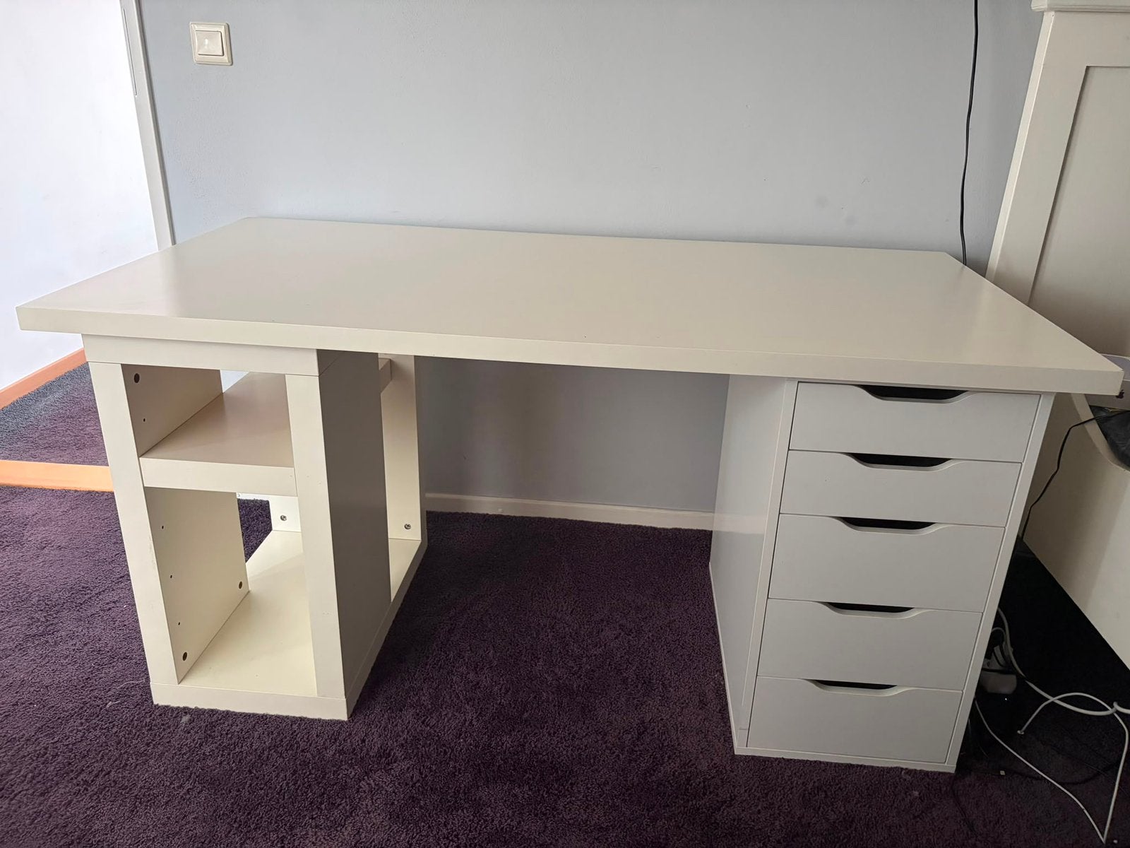 Bureau van Ikea - wit buro, Ophalen, Zo goed als nieuw