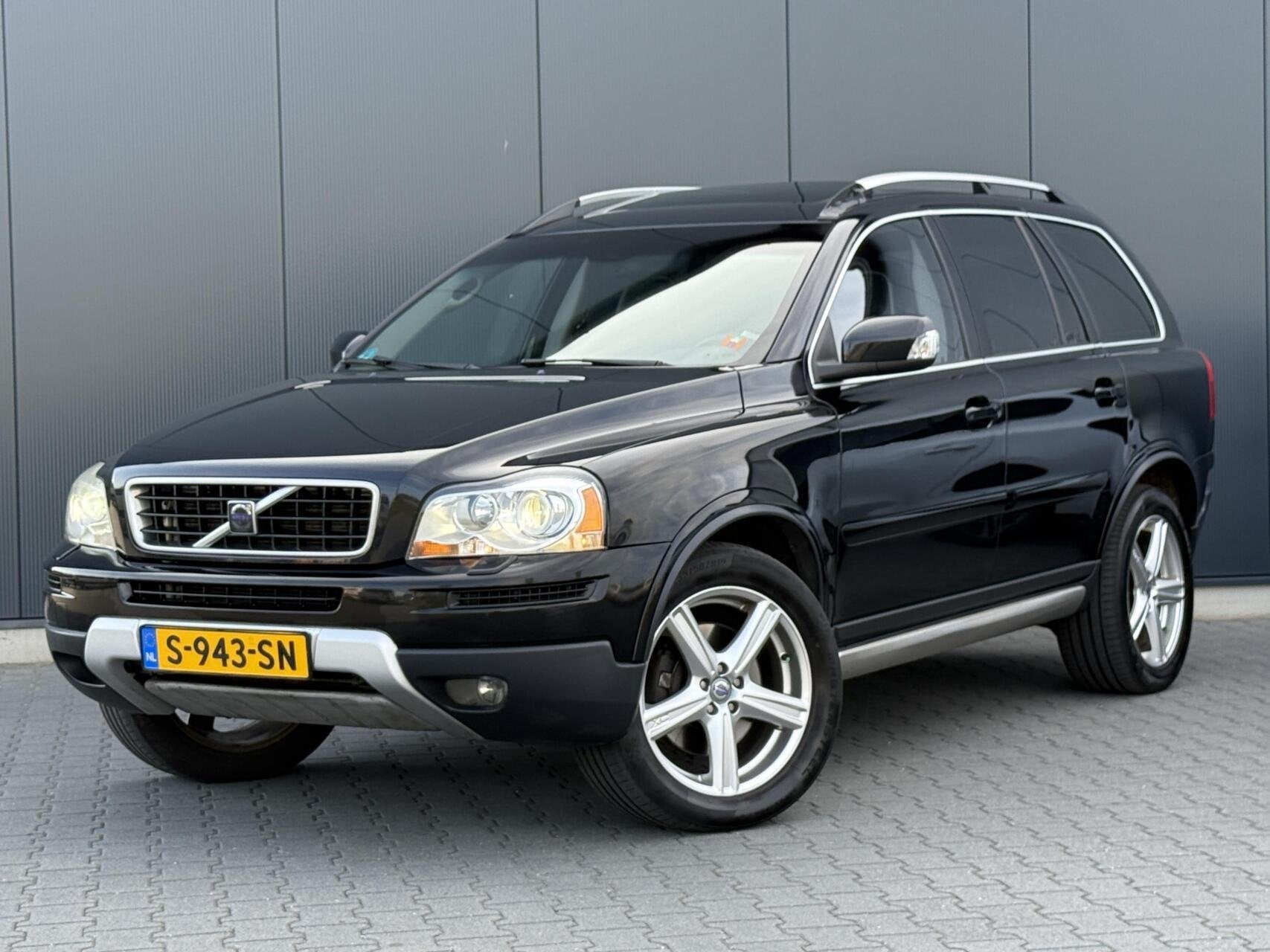 Volvo XC90 2.4 D5 R-Design 7-Persoons - Leder - Xenon - Navi, Auto's, Gebruikt, Zwart, 241 €/maand, 7 stoelen