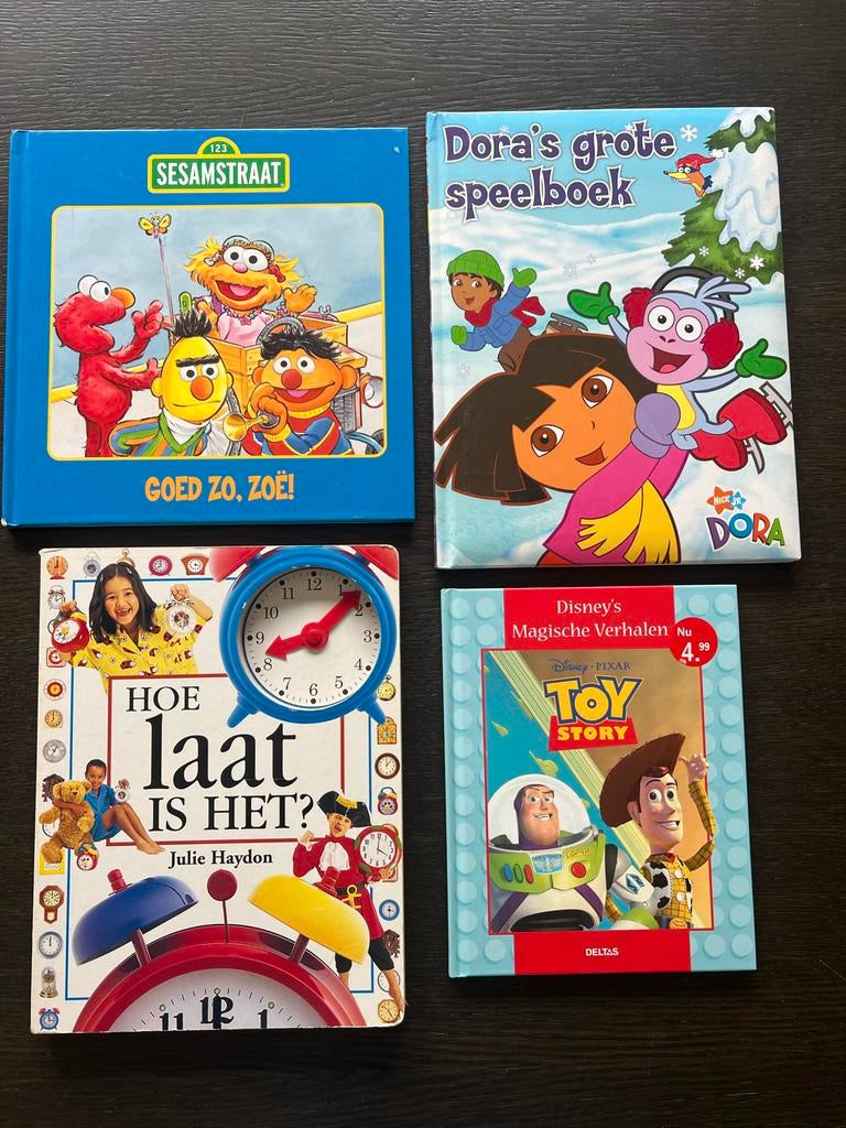 4 Kinderboeken Sesamstraat, Dora, Hoe laat is het, Toy Story, Boeken, Ophalen of Verzenden, Gelezen, Fictie algemeen