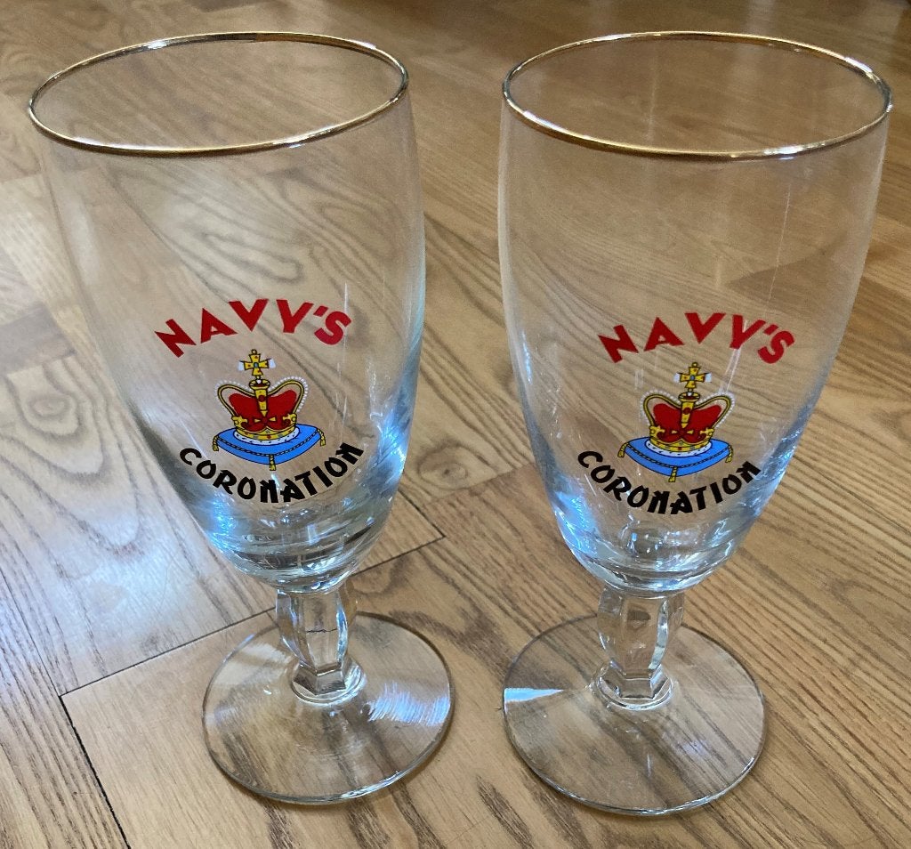 Bierglas op voet NAVY'S CORONATION 2 stuks, Verzamelen, Biermerken, Ophalen of Verzenden, Zo goed als nieuw, Glas of Glazen