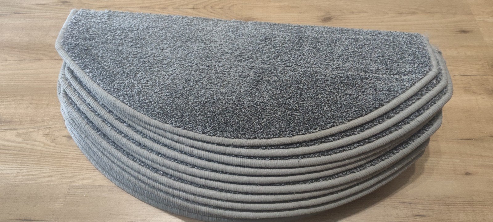 Set van 15 grijze halvemaan trapmatten, Huis en Inrichting, Ophalen, Minder dan 50 cm, Gebruikt, Minder dan 50 cm