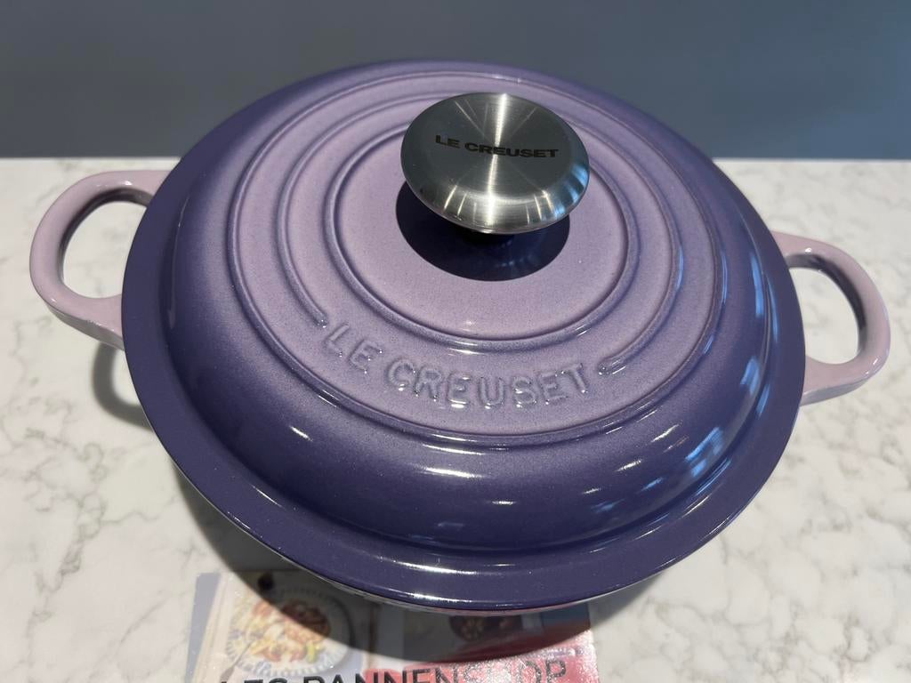 Le Creuset Marmite Bleu Berry Purple 22 cm nieuw, Gietijzer, Nieuw, Ophalen of Verzenden, Keramische plaat