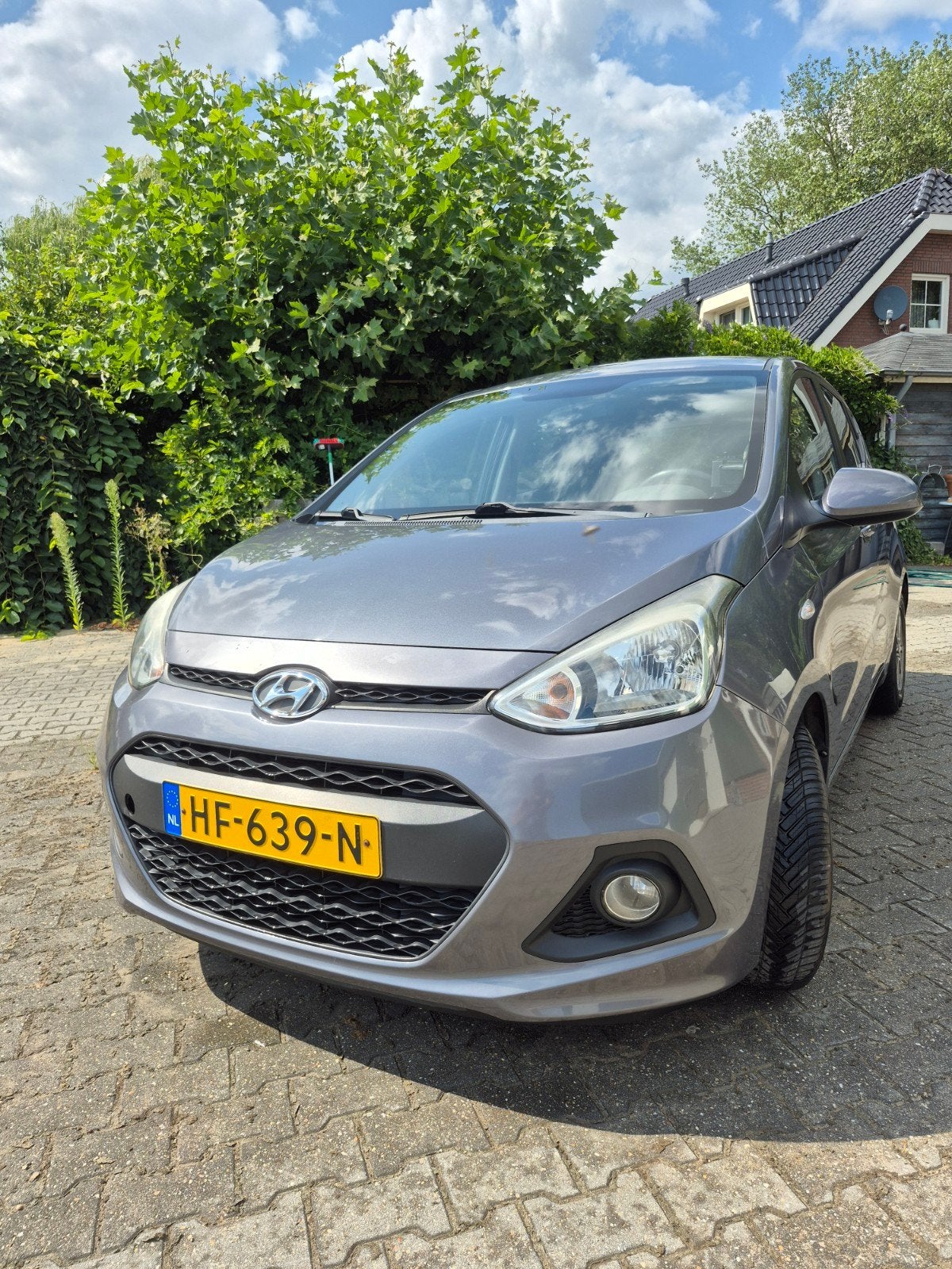 Hyundai i10 1.0i 66pk 2014 Grijs lage km stand, 31 €/maand, Stuurwielverwarming, Handgeschakeld, Particulier