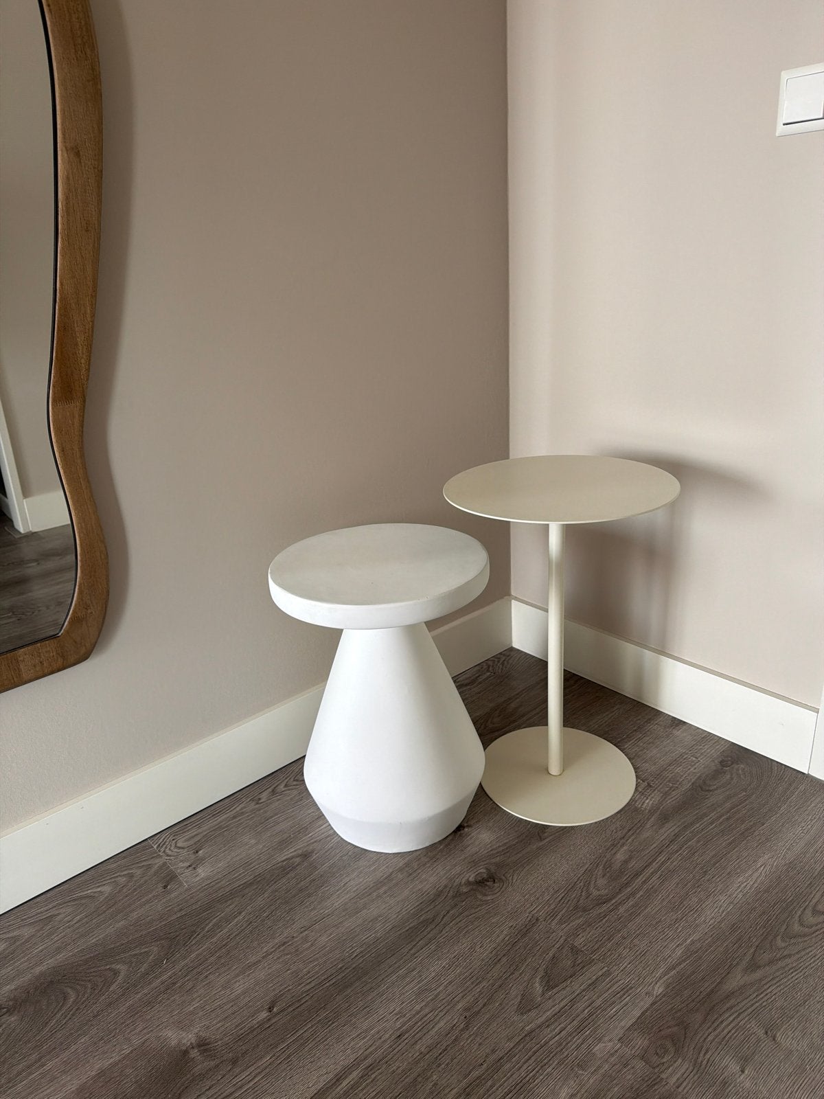 Set van 2 moderne bijzettafels - wit en crème, Huis en Inrichting, Tafels | Bijzettafels, Overige materialen, Minder dan 55 cm