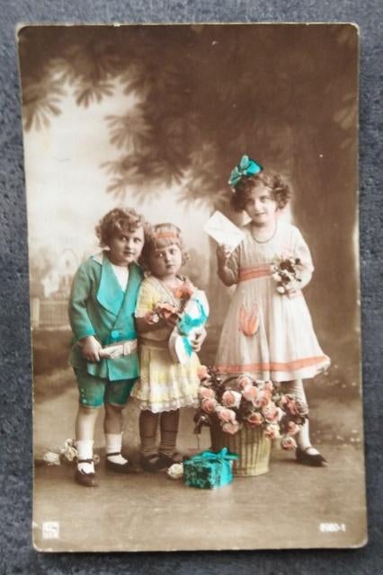 Oude kinderkaart van kinderen met bloemen., Ophalen of Verzenden, 1920 tot 1940, Gelopen, Kinderen