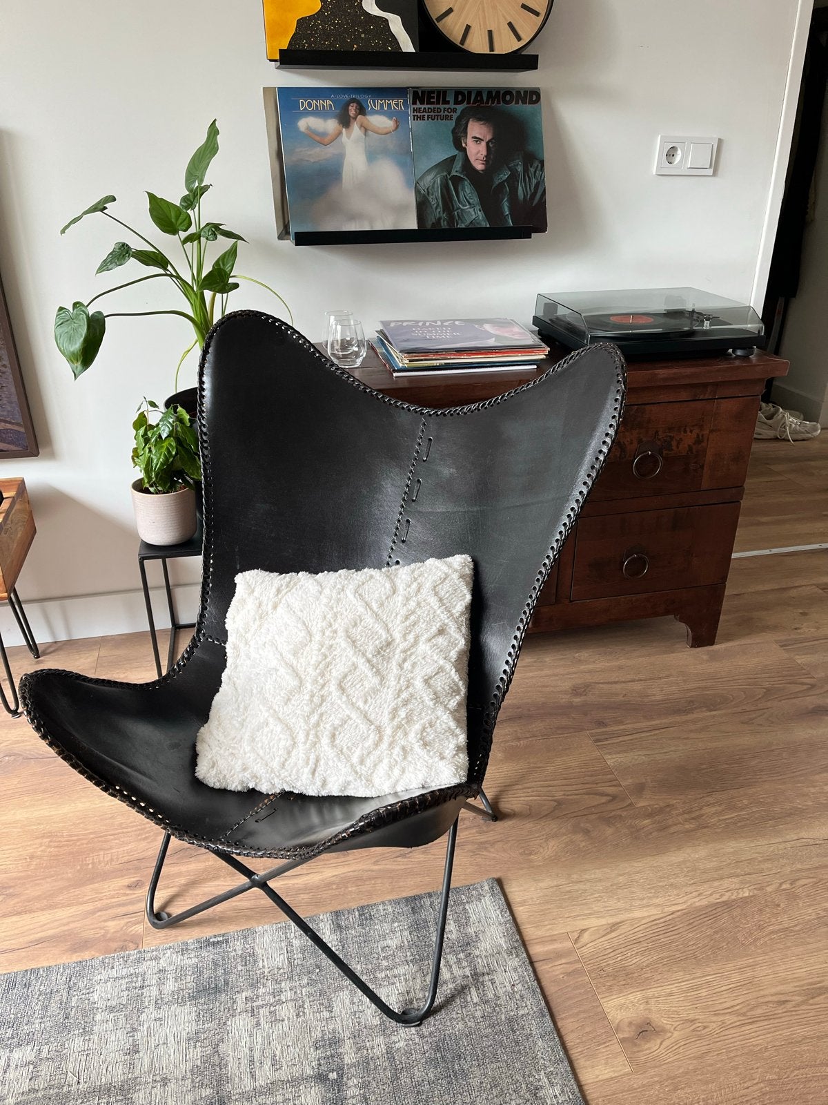 Mooie zwarte vlinderstoel, Huis en Inrichting, Ophalen, Gebruikt, Leer, 50 tot 75 cm