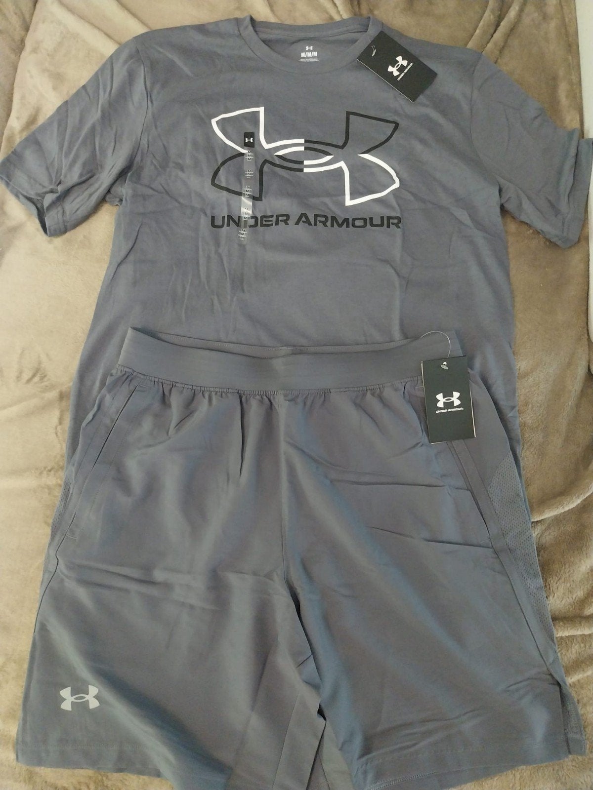 Under Armour Sportset: T-shirt en Korte Broek (Nieuw), Kleding | Heren, Sportkleding, Maat 48/50 (M), Under Armour, Nieuw, Ophalen of Verzenden