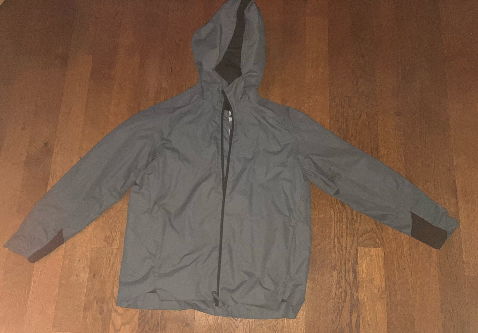 Quechua regenjas/windjack - Maat 12-13 jaar (149-159 cm), Ophalen of Verzenden, Zo goed als nieuw, Overige maten, Grijs