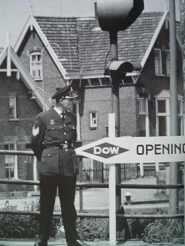 Dow in Terneuzen 1962 - 1997. Zeeuws-Vlaanderen., Boeken, Ophalen of Verzenden, P. de Schipper, 20e eeuw of later, Gelezen