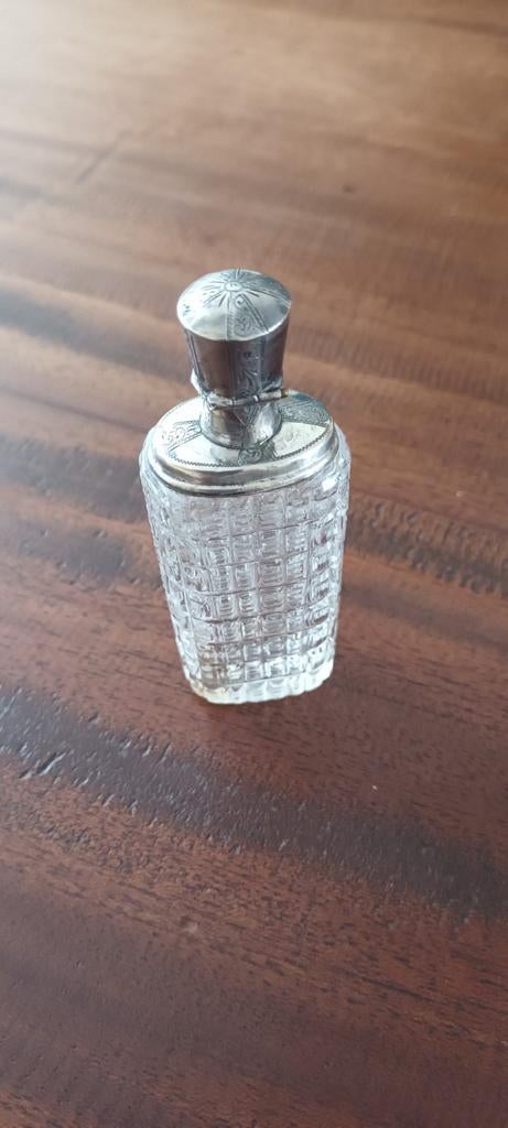 Antiek parfumflesje met zilveren dop en kraag, Ophalen of Verzenden