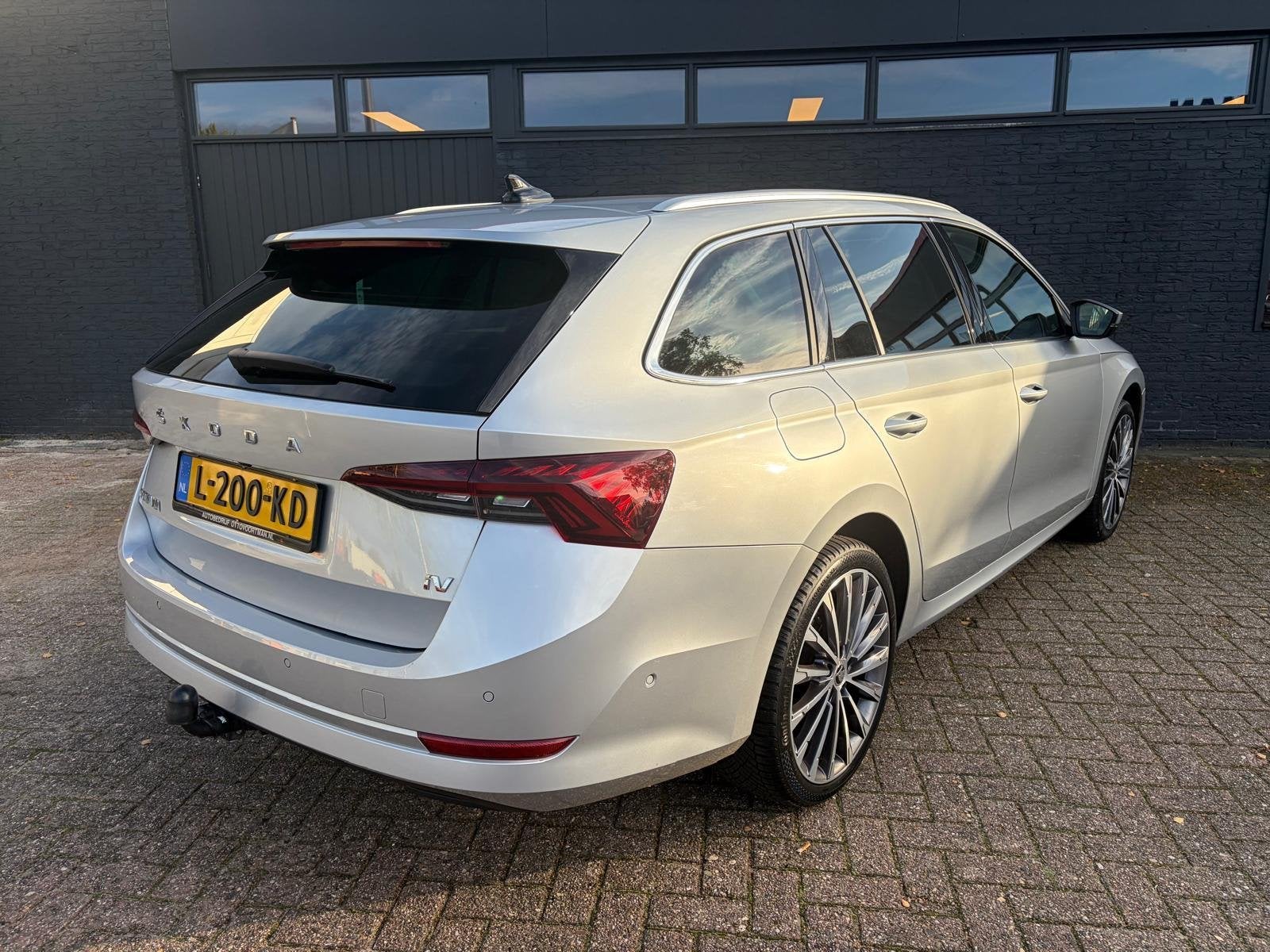 Skoda Octavia Combi 1.4 TSI iV PHEV Business Edition Plus| T, Auto's, Dealer onderhouden, Stof, 13 kWh, Zilver of Grijs
