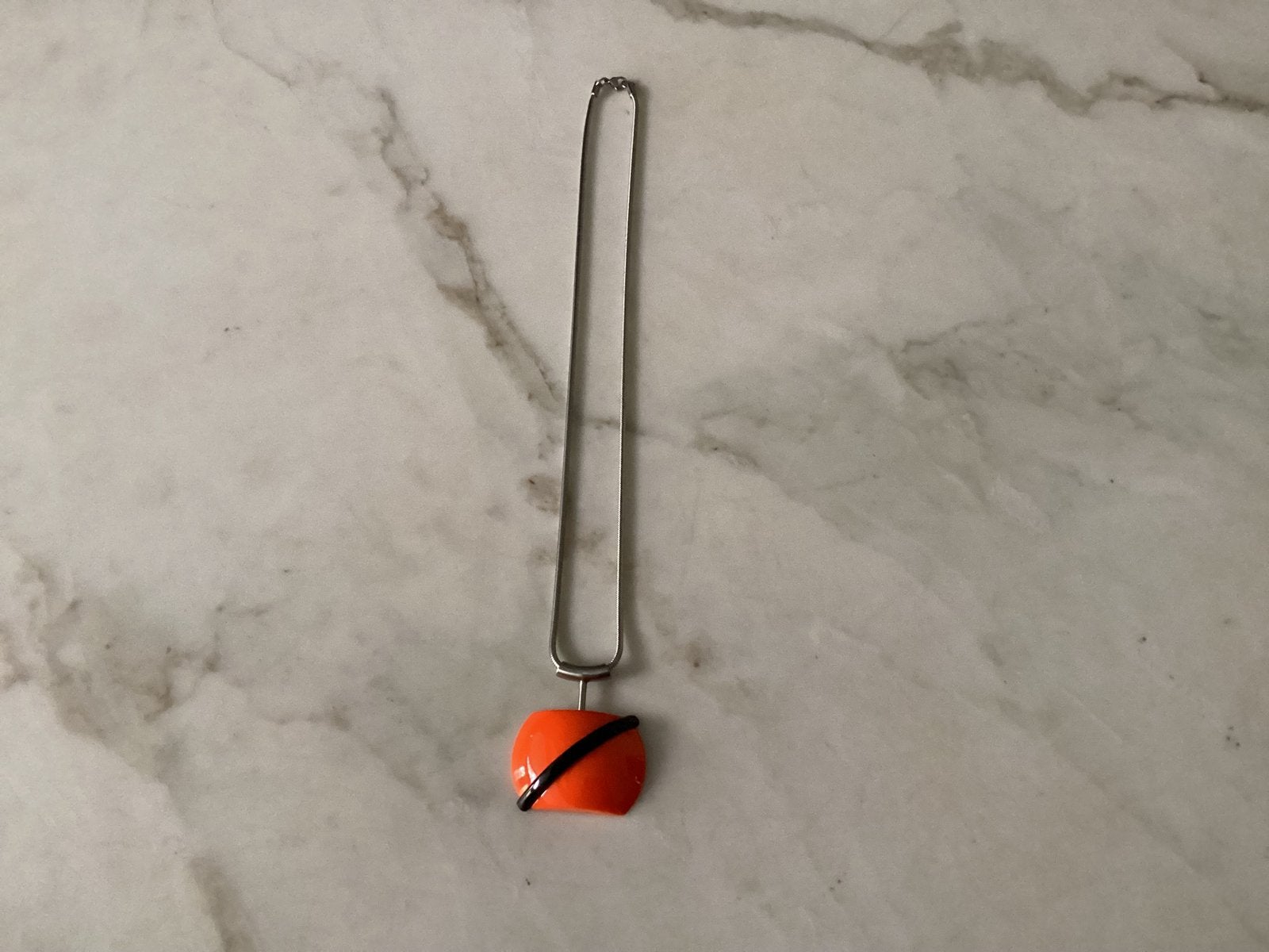 Bakelieten hanger met slangen ketting 64 cm lang €195,00, Ophalen, Zo goed als nieuw, Zilver, Overige materialen