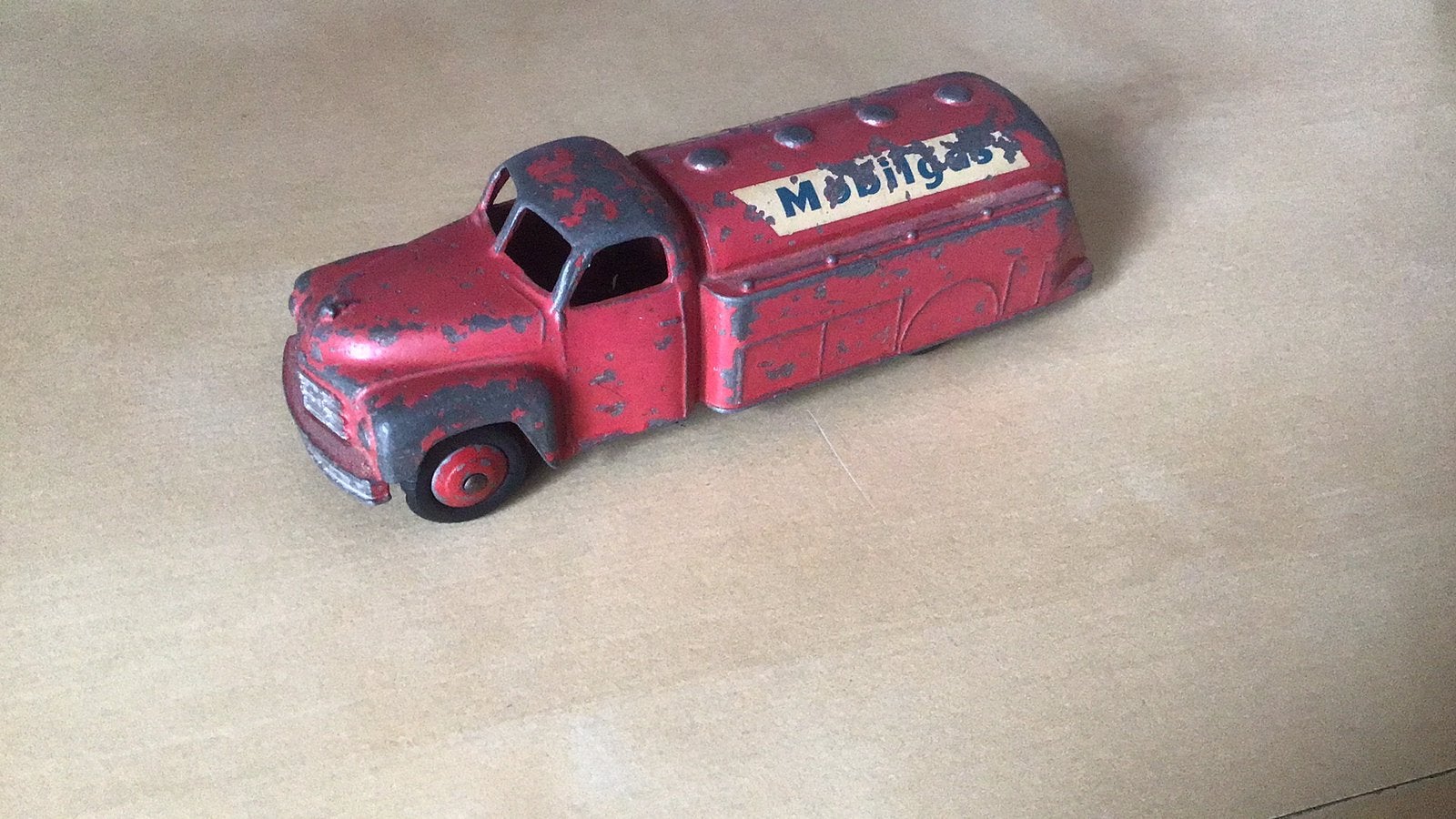 DINKY TOYS TANKWAGEN MOBILGAS NIET ZO MOOI MAAR TIJDSBEELD, Ophalen of Verzenden, Gebruikt, Auto, Dinky Toys