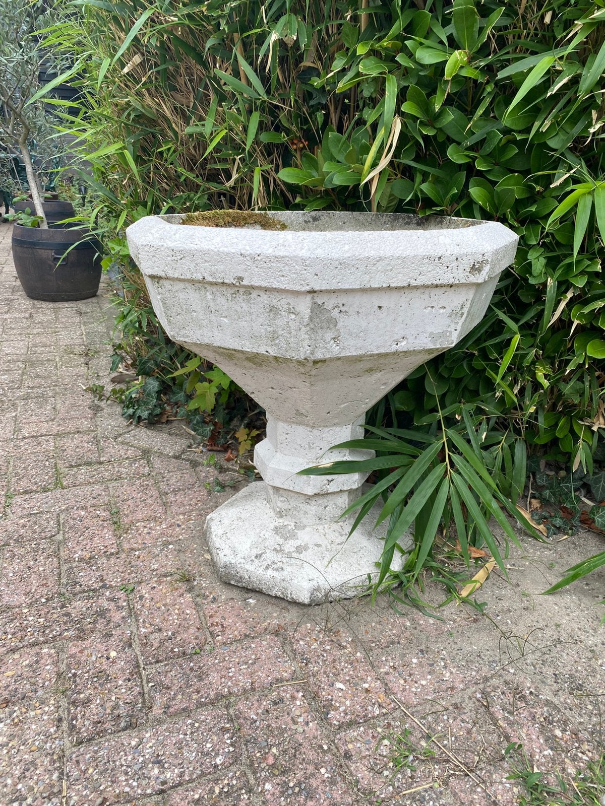 Grote oude achtkantige betonnen bloembak, 66 cm hoog, Ophalen, Gebruikt, Balkon, Beton