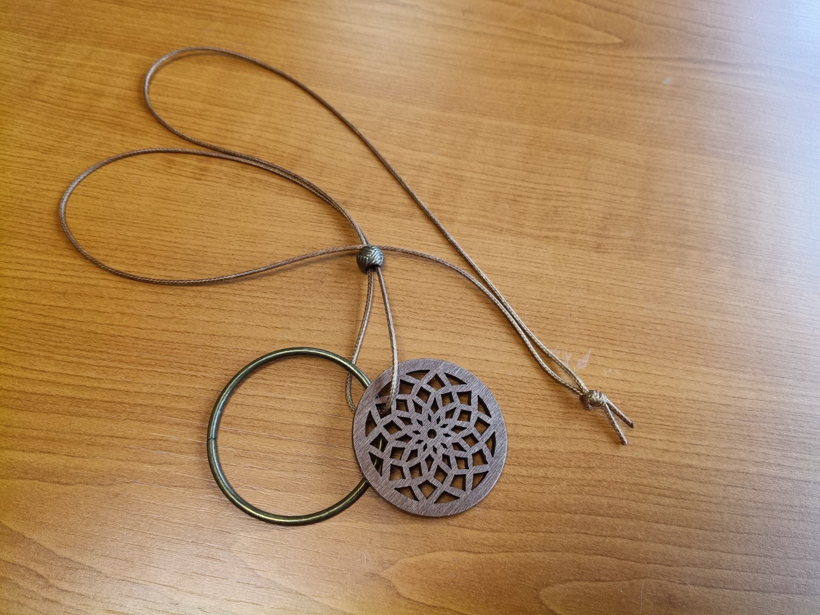 Houten Mandala ketting met bloemmotief, te koop., Ophalen of Verzenden, Zo goed als nieuw, Bruin, Overige materialen