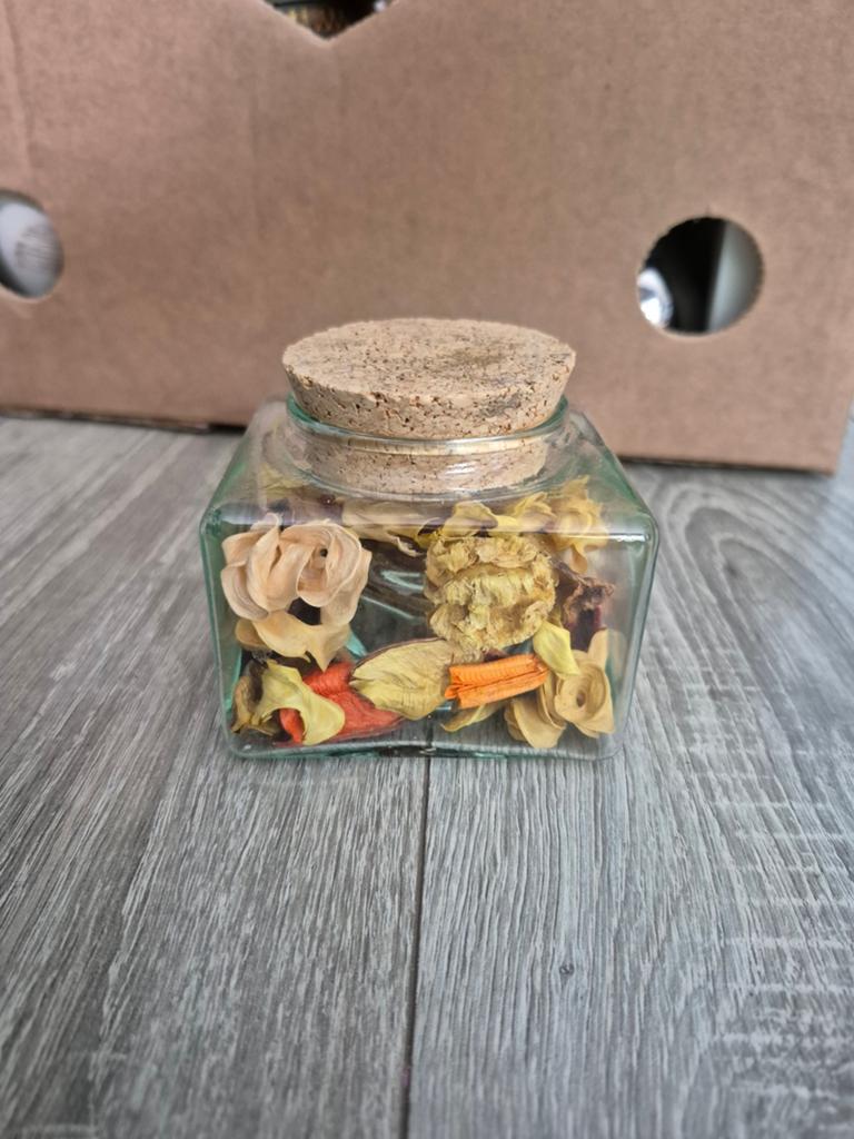 Glazen potje met potpourri en kurken deksel, Ophalen of Verzenden, Gebruikt, Meerkleurig, Glas