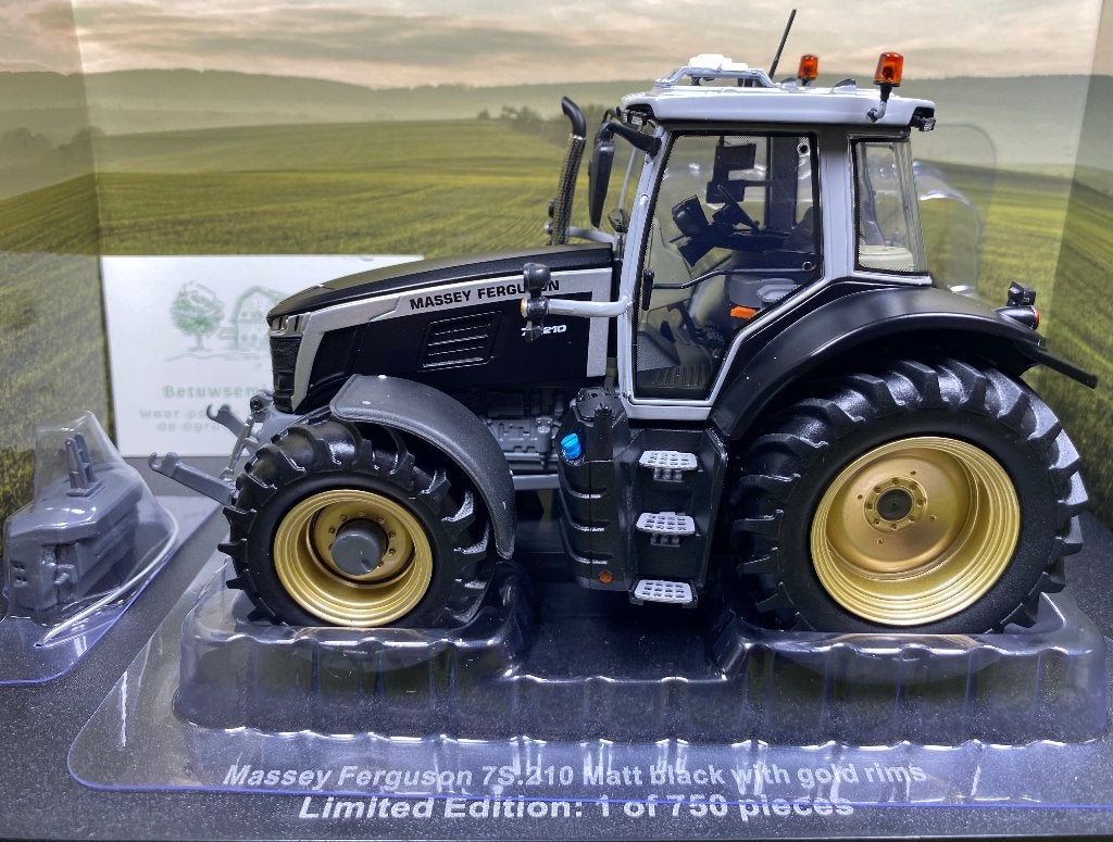 Massey Ferguson 7S.210 Matt Black tractor 1:32 UH, Ophalen of Verzenden, Nieuw, Tractor of Landbouw, Universal Hobbies