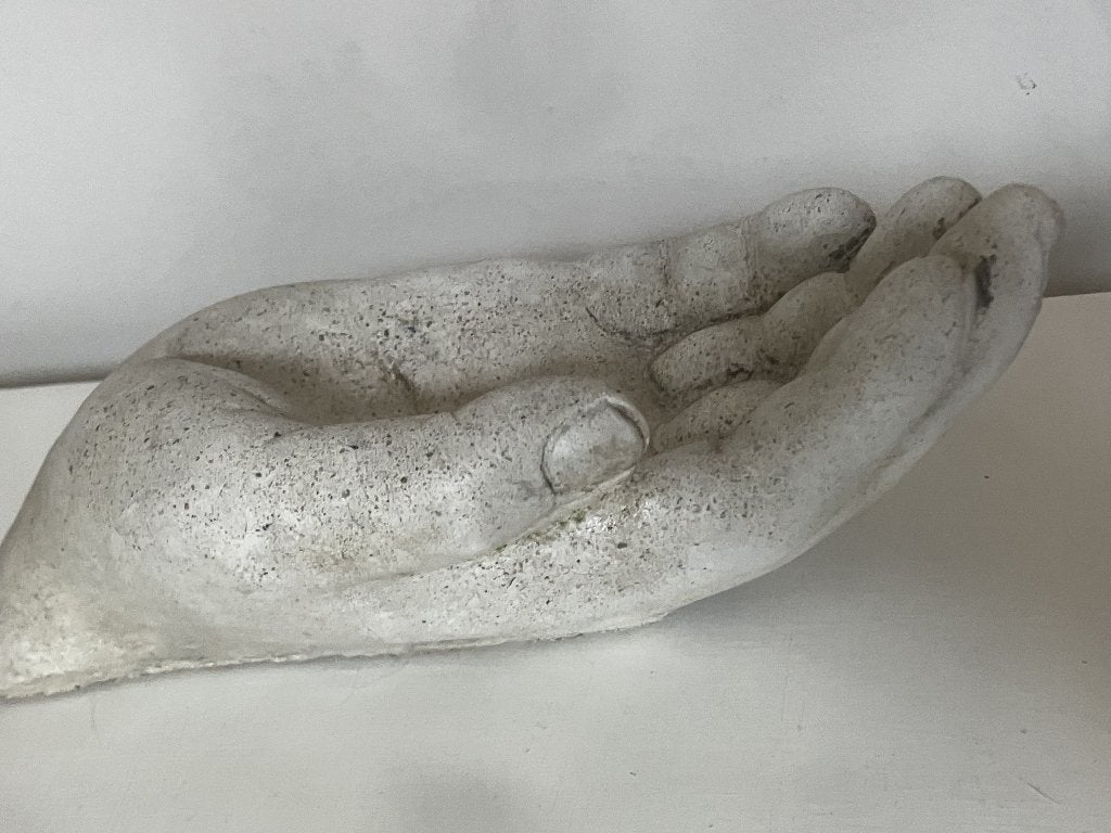 Betonnen, wit geverfde hand is een veelzijdig decoratiestuk, Ophalen of Verzenden, Gebruikt, Beton, Mensenbeeld
