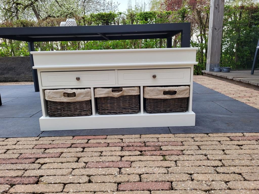 Wit kastje met 3 rieten mandjes - Hal of Slaapkamer, Ophalen of Verzenden