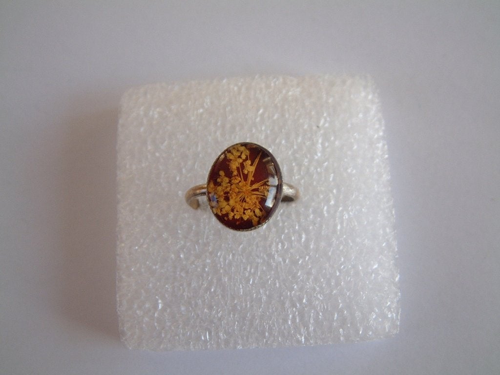 Vintage ring ca. 1970 droogbloemetjes in hars, Gebruikt, Overige kleuren, Ophalen of Verzenden, 17 tot 18