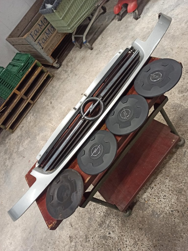 Grill en wieldoppen Opel Vivaro., Ophalen, Gebruikt, Opel