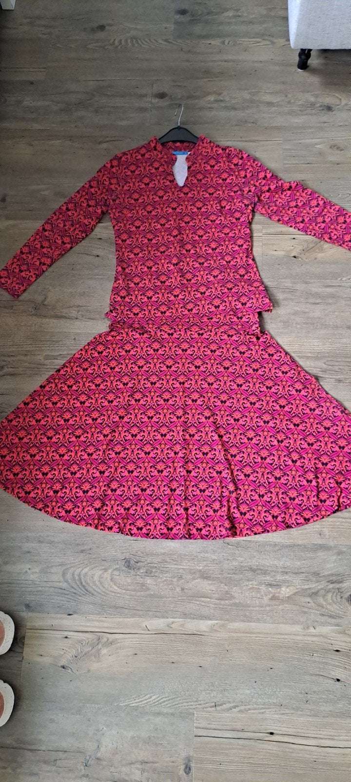 Lien & Giel Rok en Truitje Set - Roze, Oranje, Zwart, Maat 38/40 (M), Meerkleurig, Ophalen of Verzenden, Zo goed als nieuw