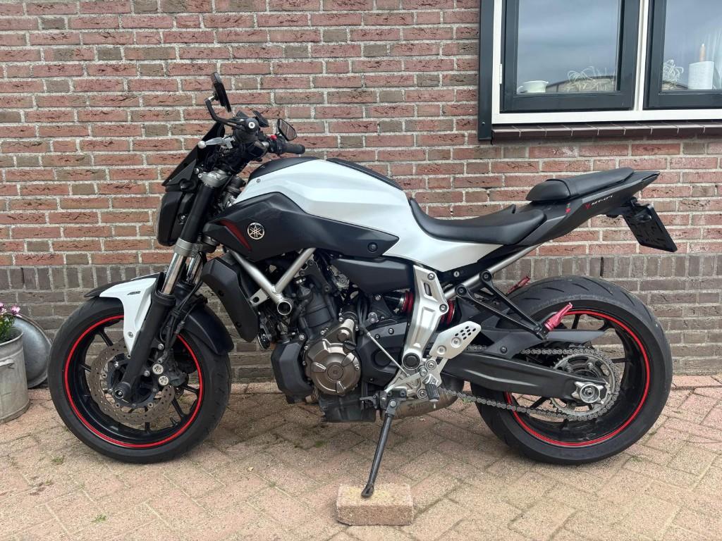 Yamaha MT-07 met akrapovič uitlaat, 2 cilinders, Motorrijbewijs A, Sportuitlaat, Particulier