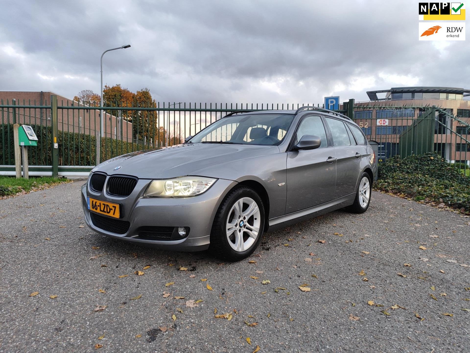 BMW 3-serie Touring 318i Business Line Airco! Nav! Nap!, Origineel Nederlands, Handgeschakeld, Grijs, Xenon verlichting