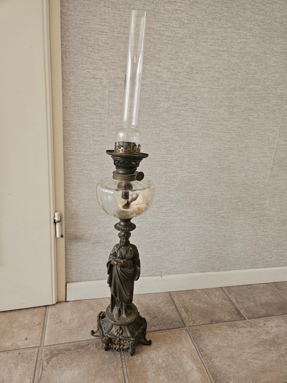 Antieke olielamp met bronzen vrouw beeld, Antiek en Kunst, Ophalen of Verzenden