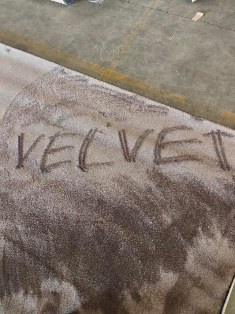 Mooie coupon velvet tapijt taupe kleur 7.40 x 3.90, Ophalen, Zo goed als nieuw, Minder dan 10 m², Tapijt