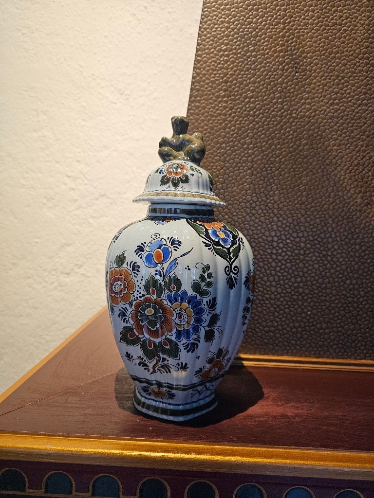Delfts Polychroom dekselvaas, Antiek en Kunst, Antiek | Vazen, Ophalen of Verzenden