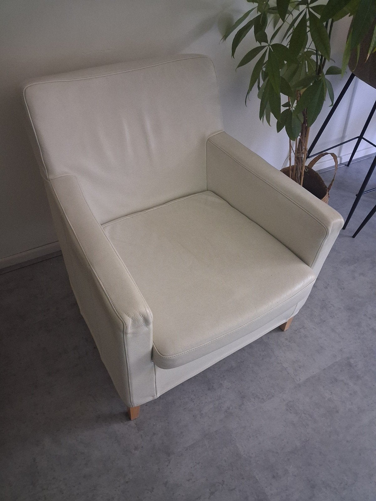 Witte, leren en comfortabele stoel, Ophalen, Gebruikt, Minder dan 75 cm, Leer