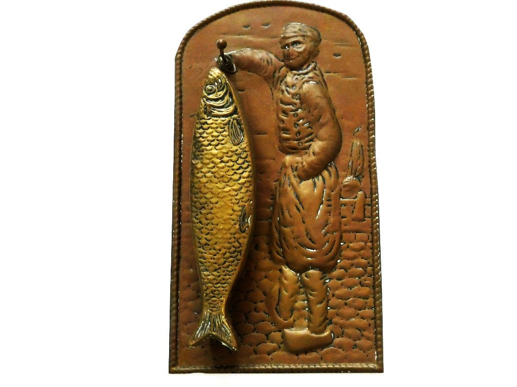 Antiek borstelrekje met in relief een visser met vis ca.1920, Ophalen of Verzenden, Koper