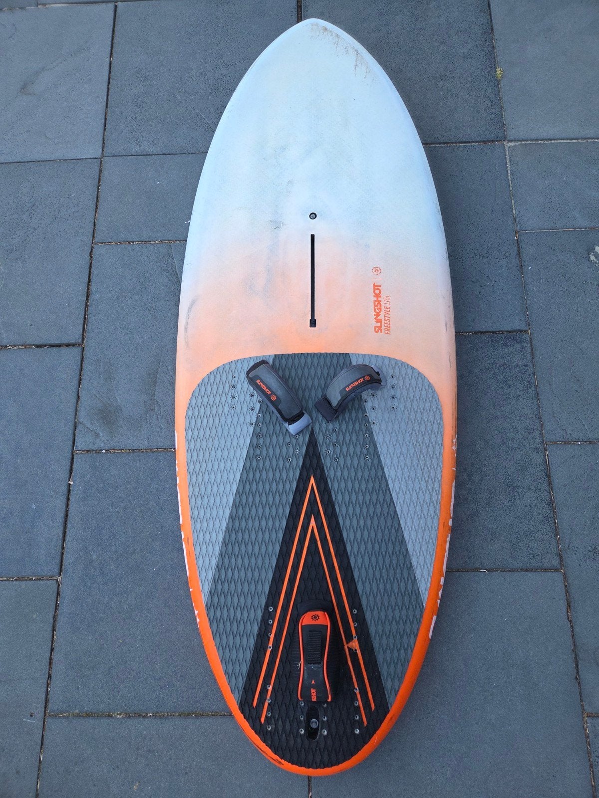 Slingshot Freestyle 115 liter en duotone f- pace 5.2-5.8-6.8, Watersport en Boten, Windsurfen, Ophalen, Zo goed als nieuw, Plank